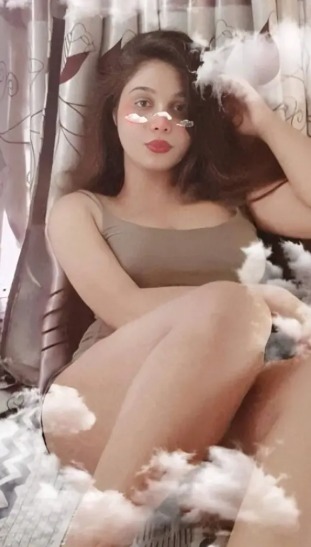 Extremely Beautiful Sexy Girl Showing her Boobs