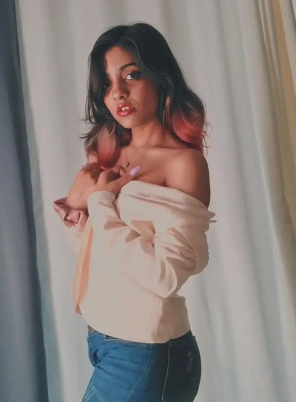 😍Insta Model Charvi Bhatt New Paid Bathroom Video Showing her Boobs with Clear face🥵💦